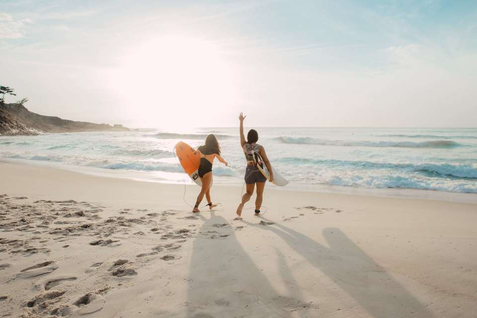 夏といえば海でサーフィンを楽しむ人々