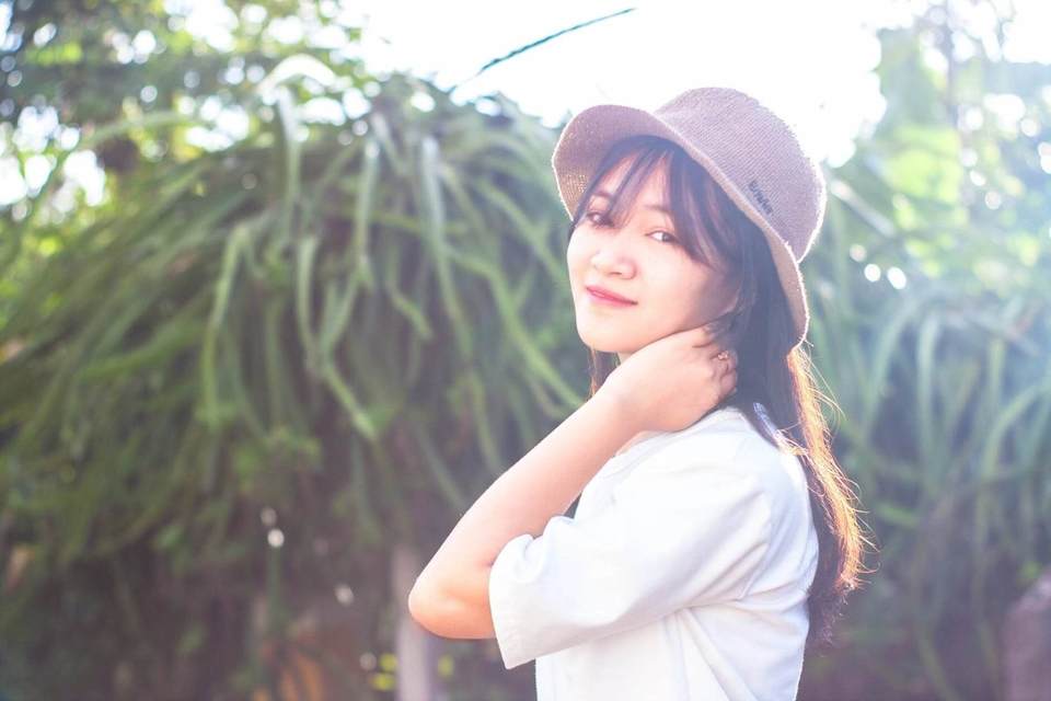 うさぎ系女子振り向き美人