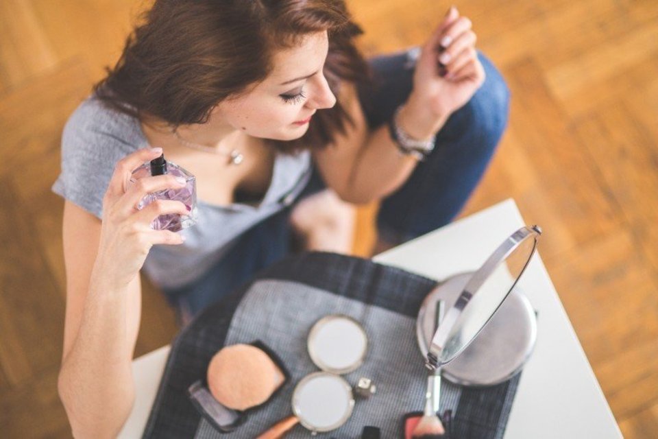 海外コスメでメイクをする女性