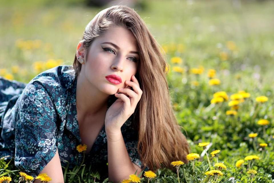 お花畑にいる男顔な女性